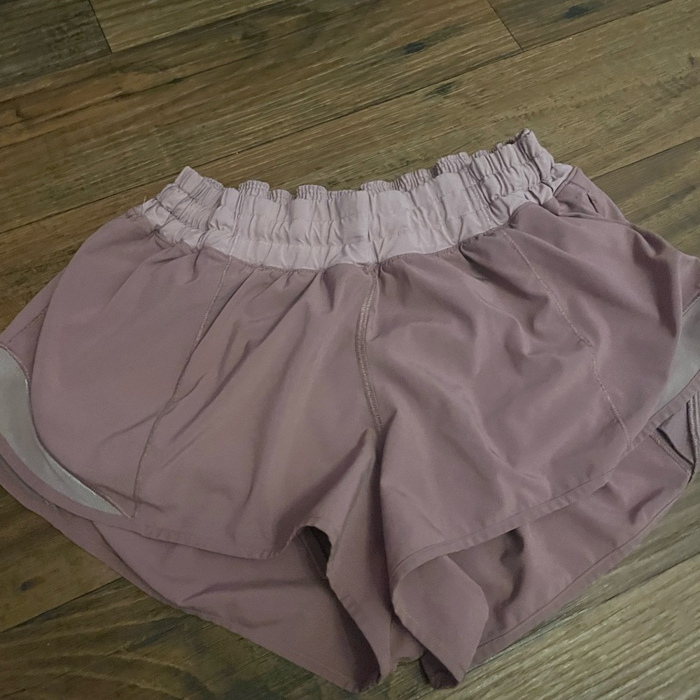 lululemon hotty hot size 10 shorts 2.5” inseam mauve bottoms